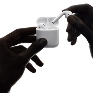 Почему кейс от airpods мигает красным на зарядке